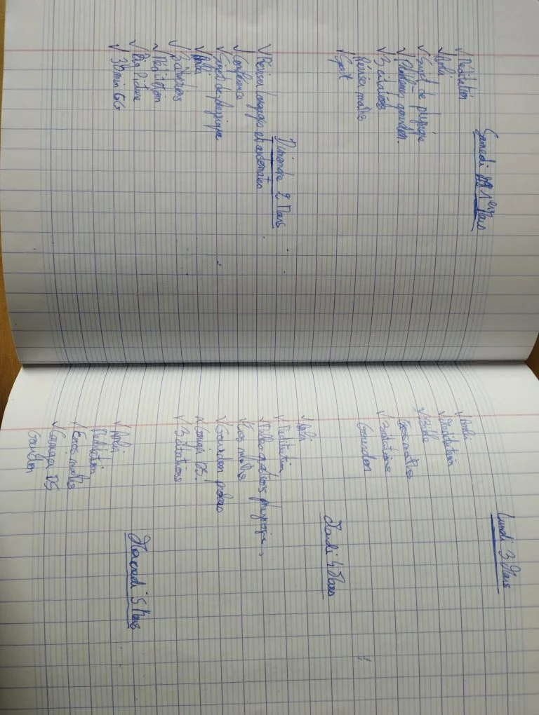 Photo d'un carnet manuscrit de planification quotidienne