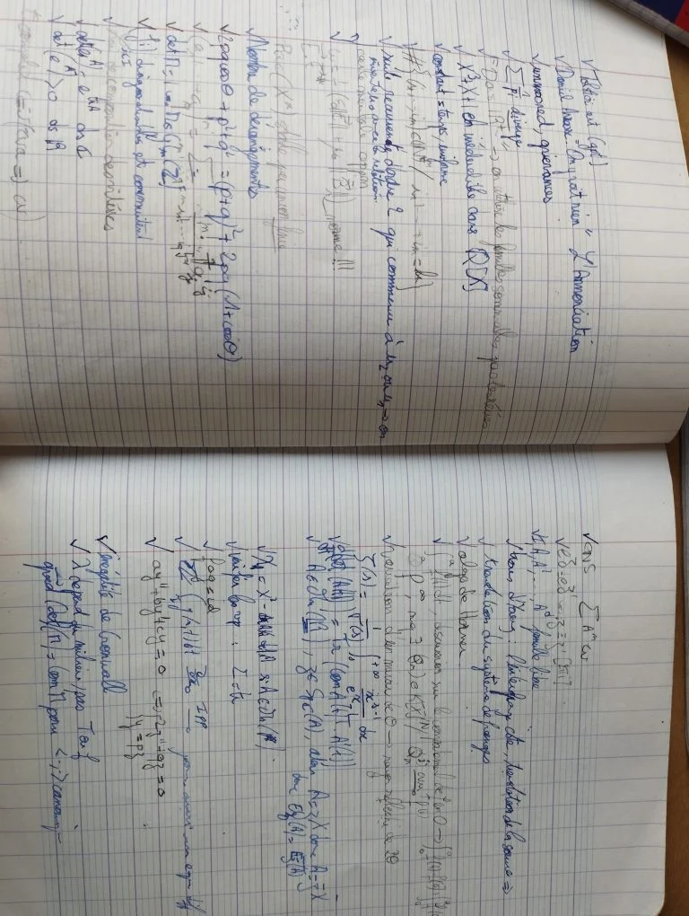 Photo d'un carnet manuscrit listant des points à revoir